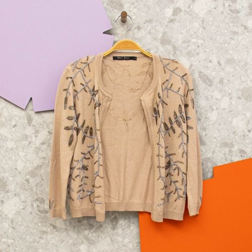 casaquinho trico bege canutilhos maria garcia 135271875?action_source=67585&ref=home_home&rsp=1&rspix=1