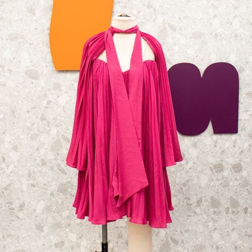 vestido magenta plissado dolps 143390129?action_source=72238&ref=home_home&rsp=1&rspix=1