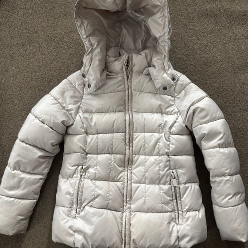 jaqueta puffer zara girls champanhe 5 6 anos 150771661?action_source=74123&ref=home_home&rsp=1&rspix=1