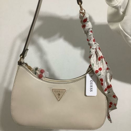 bolsa guess cherry marfim 142219548?action_source=76594&ref=home_home&rsp=1&rspix=1