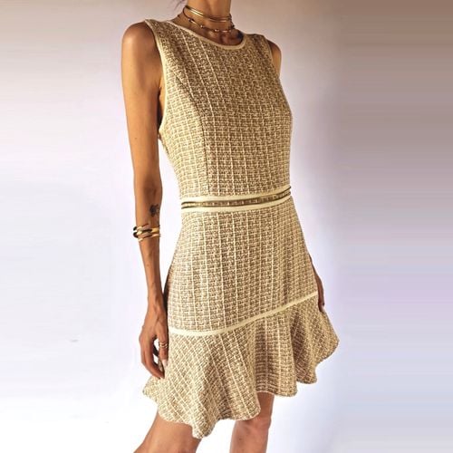 vestido social tweed branco off creme com dourado babado acinturado alfaiataria midi chique 132193193?action_source=70657&ref=home_home&rsp=1&rspix=1