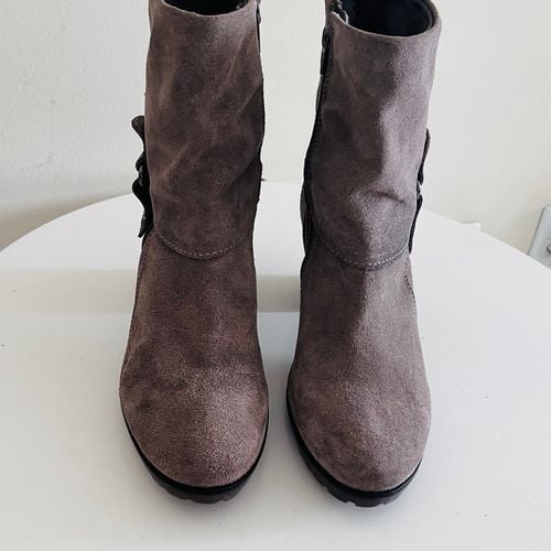 bota arezzo de couro camurca 38 149554343?action_source=74123&ref=home_home&rsp=1&rspix=1