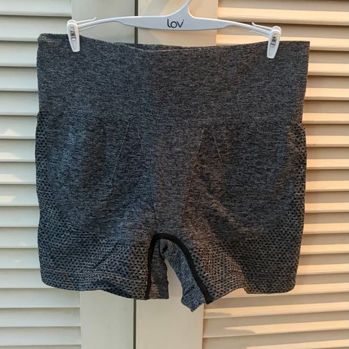short de academia feminino cinza 148595512?action_source=75018&ref=home_home&rsp=1&rspix=1