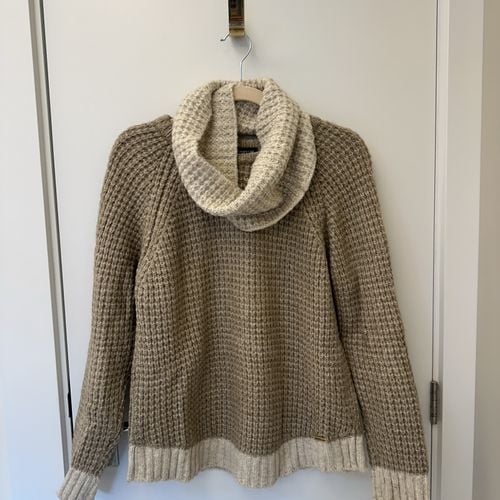 blusa de trico anselmi bege gola removivel 146452468?action_source=31319&ref=home_home&rsp=1&rspix=1