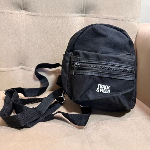 mini mochila track amp field preta 134063024?action_source=67388&ref=home_home&rsp=1&rspix=1