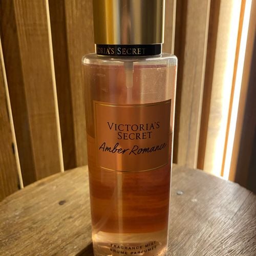 body splash victoria s secret amber romance fragrance mist brume perfumee volume da unidade 127633485?action_source=76403&ref=home_home&rsp=1&rspix=1