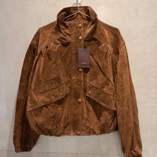 jaqueta 100 couro com bolsos bershka m 143095730?action_source=31319&ref=home_home&rsp=1&rspix=1