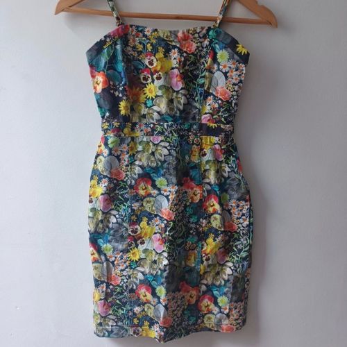 vestido bershka estampado floral p 139411024?action_source=69599&ref=home_home&rsp=1&rspix=1