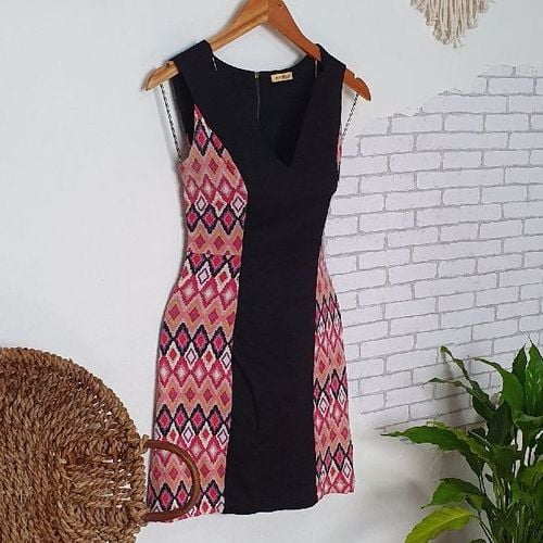 vestido preto e rosa decote em v moiselle tamanho m 125452108?action_source=32581&ref=home_home&rsp=1&rspix=1