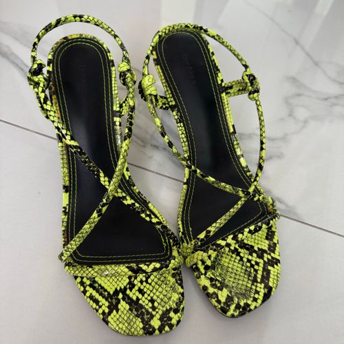 sandalia salto alto bershka snake print verde neon 137126598?action_source=69599&ref=home_home&rsp=1&rspix=1
