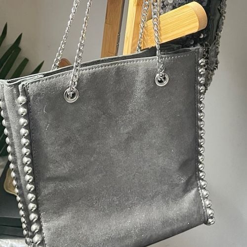 bolsa zara cinza com correntes prata 150632901?action_source=75868&ref=home_home&rsp=1&rspix=1