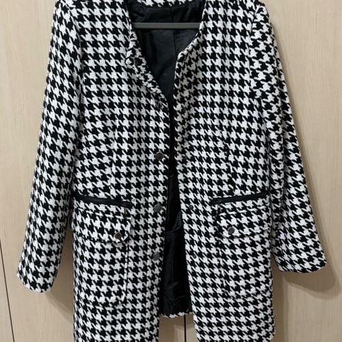 casaco feminino pied de poule preto e branco 142406312?action_source=75473&ref=home_home&rsp=1&rspix=1