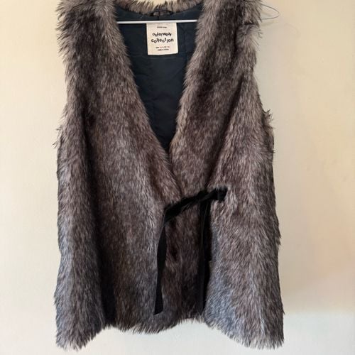 colete feminino zara pelo sintetico cinza 142277631?action_source=70522&ref=home_home&rsp=1&rspix=1