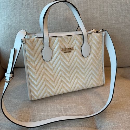 bolsa guess 124026750?action_source=70655&ref=home_home&rsp=1&rspix=1