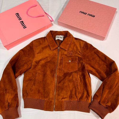 jaqueta miu miu bomber couro suede caramelo m 148502765?action_source=67222&ref=home_home&rsp=1&rspix=1
