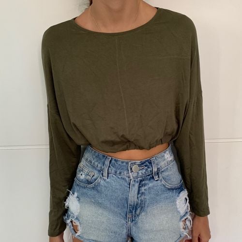 cropped verde militar de manga comprida 130474527?action_source=68872&ref=home_home&rsp=1&rspix=1