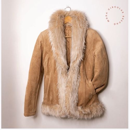jaqueta de pelinho em suede bege 147721285?action_source=74123&ref=home_home&rsp=1&rspix=1
