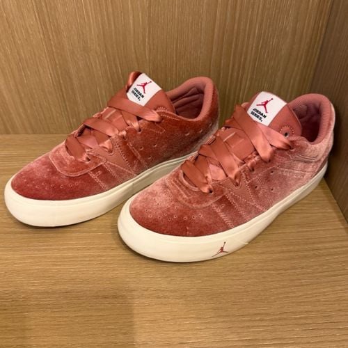 tenis jordan series veludo rosa 37 150075710?action_source=72470&ref=home_home&rsp=1&rspix=1
