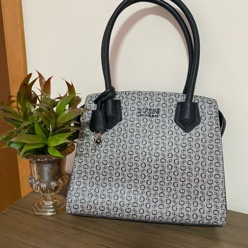 bolsa guess monograma cinza preta 93967212?action_source=70655&ref=home_home&rsp=1&rspix=1