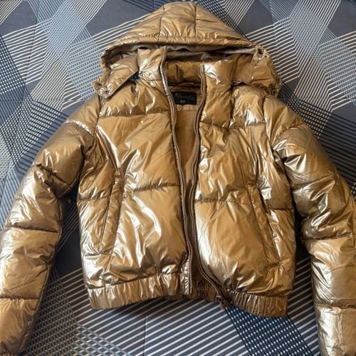 puffer metalizada dourada 141104621?action_source=71711&ref=home_home&rsp=1&rspix=1