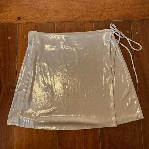 saia mini prateada brilhante bershka 130208628?action_source=69599&ref=home_home&rsp=1&rspix=1