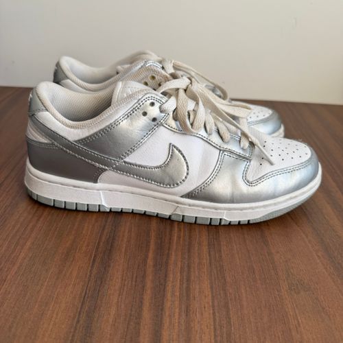 tenis nike dunk low feminino branco prata 147022634?action_source=31946&ref=home_home&rsp=1&rspix=1