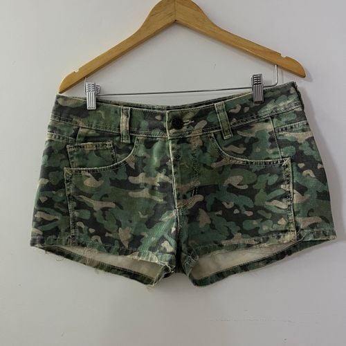 short algodao farm estampa camuflagem fechamento por abotoamento cintura alta tam p 36 38 133326602?action_source=67222&ref=home_home&rsp=1&rspix=1