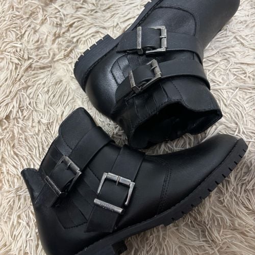 bota vizzano preta com fivelas 142231752?action_source=73163&ref=home_home&rsp=1&rspix=1