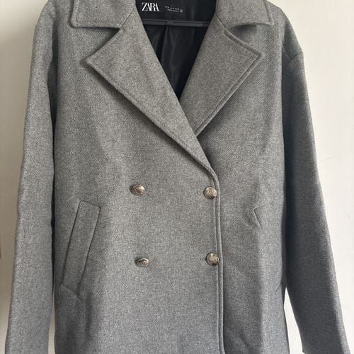 casaco zara feminino cinza de la nunca foi usado 150751686?action_source=77124&ref=home_home&rsp=1&rspix=1