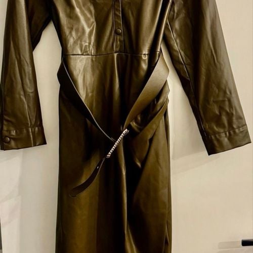 vestido zara couro ecologico verde militar 147938007?action_source=67222&ref=home_home&rsp=1&rspix=1