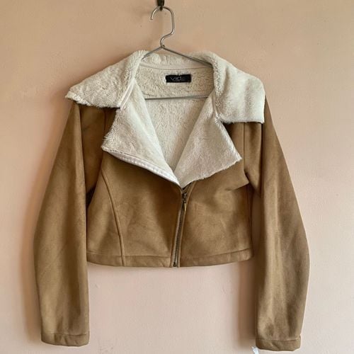 jaqueta cropped marrom e beige camurca sintetica com pelinho inverno casaco pelucia 137407187?action_source=70094&ref=home_home&rsp=1&rspix=1