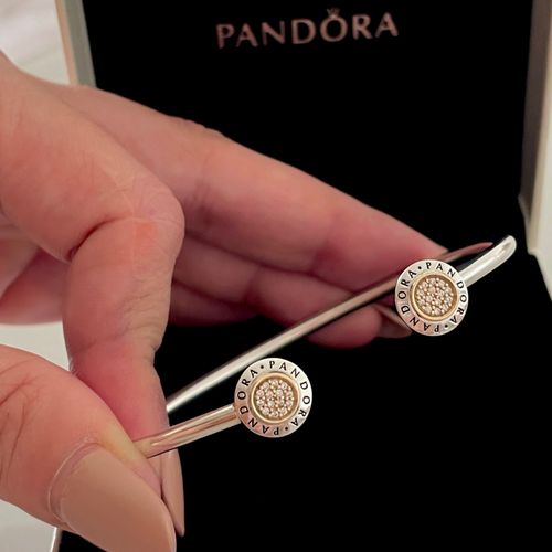 bracelete rigido aberto signature c ouro pandora 132863868?action_source=67326&ref=home_home&rsp=1&rspix=1