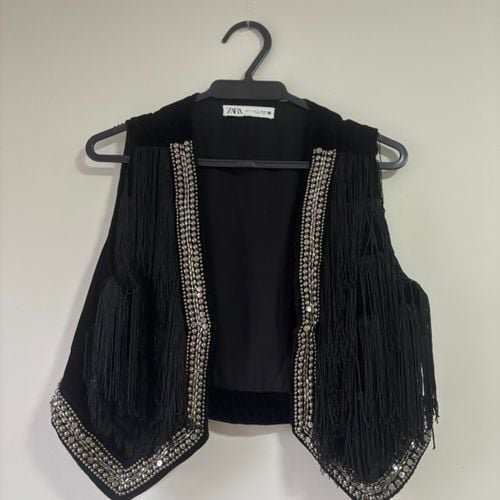 conjunto zara colete e saia franjas preto p 152188767?action_source=77124&ref=home_home&rsp=1&rspix=1