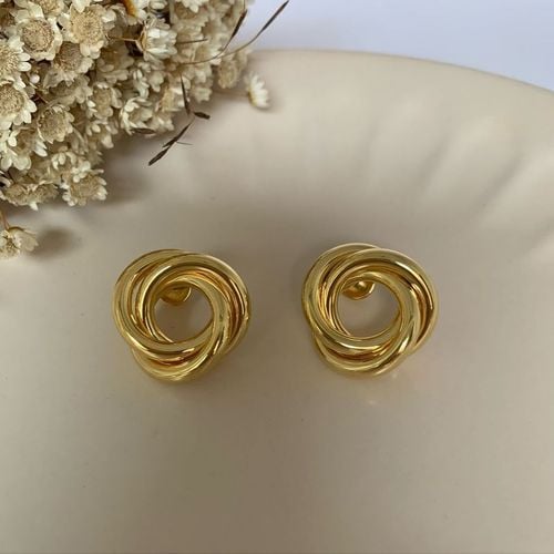 brinco pino argolas entrelacadas banho de ouro 137970005?action_source=72470&ref=home_home&rsp=1&rspix=1