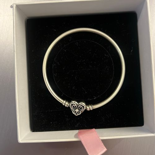 pulseira pandora rigida 131006117?action_source=67326&ref=home_home&rsp=1&rspix=1