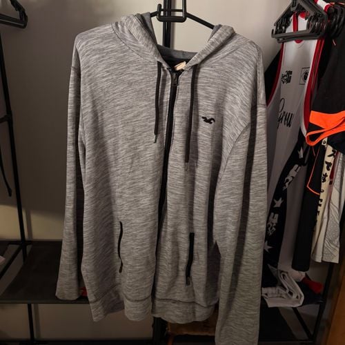 blusa de frio hollister cinza 146737741?action_source=72767&ref=home_home&rsp=1&rspix=1