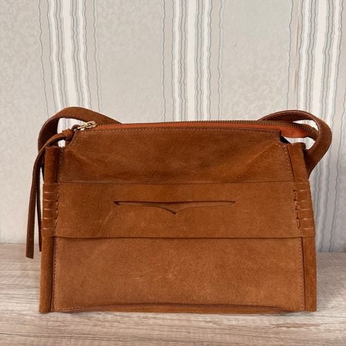 bolsa luiza barcelos camurca marrom 152800659?action_source=77487&ref=home_home&rsp=1&rspix=1