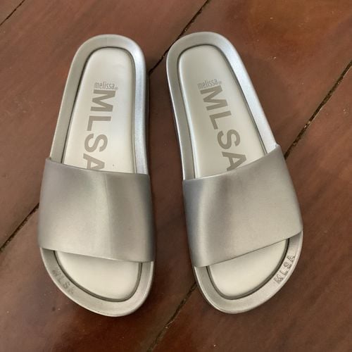 chinelo prata melissa 99275673?action_source=76035&ref=home_home&rsp=1&rspix=1
