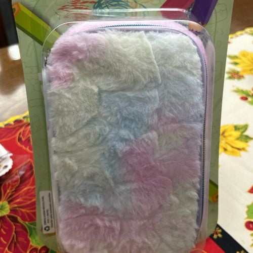 estojo escolar case de pelucia 133986071?action_source=67388&ref=home_home&rsp=1&rspix=1