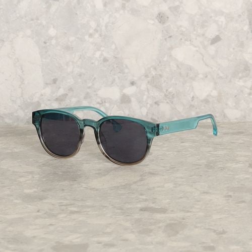 oculos de sol azul degrade 148928284?action_source=75241&ref=home_home&rsp=1&rspix=1