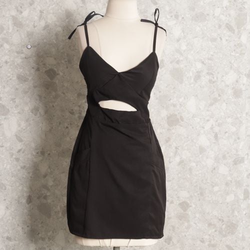 vestido preto cut out 128362217?action_source=67322&ref=home_home&rsp=1&rspix=1