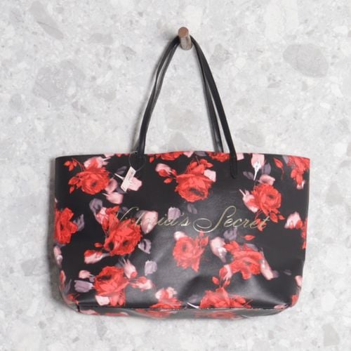 bolsa floral preta victorias secret 135695724?action_source=70096&ref=home_home&rsp=1&rspix=1
