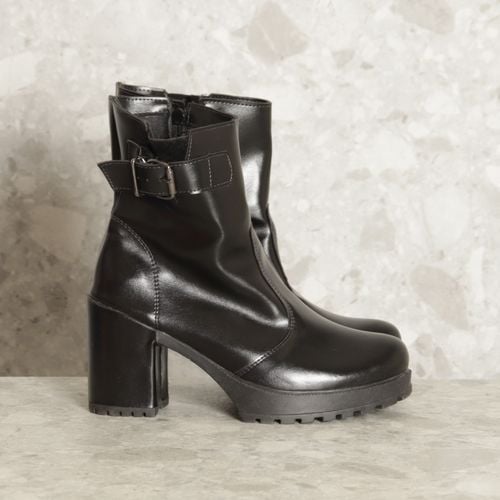 bota preta 137062879?action_source=69004&ref=home_home&rsp=1&rspix=1