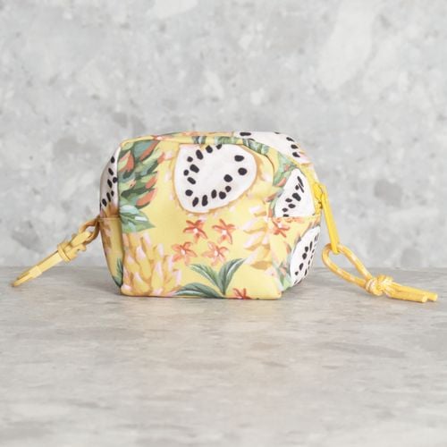 necessaire amarela farm 139886162?action_source=70754&ref=home_home&rsp=1&rspix=1