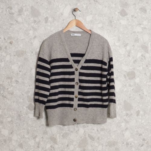 cardigan cinza listrado zara 140015071?action_source=71744&ref=home_home&rsp=1&rspix=1