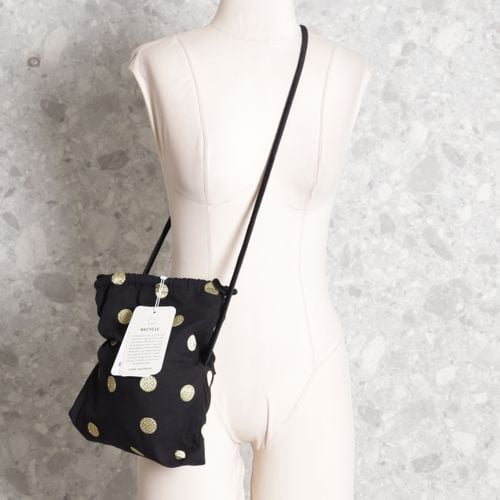 bolsa preta e bege cris barros 137796411?action_source=70096&ref=home_home&rsp=1&rspix=1