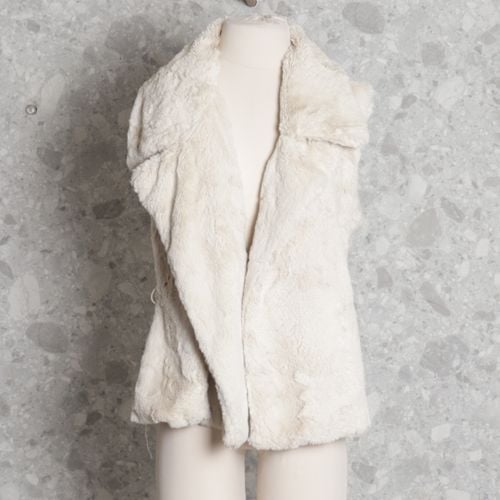 colete bege pelucia jj winter 107924287?action_source=72769&ref=home_home&rsp=1&rspix=1