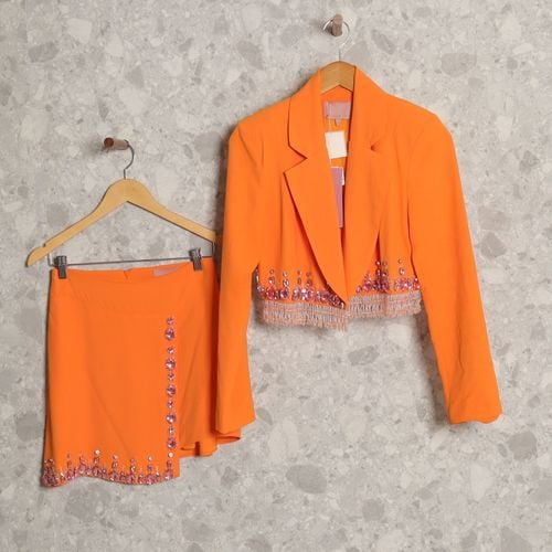 conjunto laranja casaquinho e saia charth 130023148?action_source=70358&ref=home_home&rsp=1&rspix=1