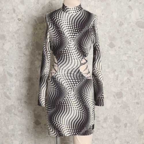 vestido preto geometrico lanca perfume 148933237?action_source=76037&ref=home_home&rsp=1&rspix=1