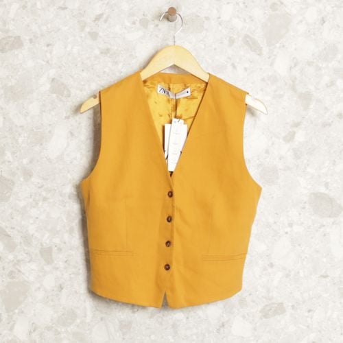 colete mostarda zara 141538142?action_source=72668&ref=home_home&rsp=1&rspix=1